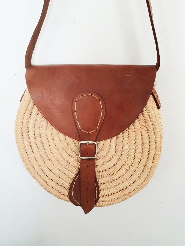 Round raffia and leather bag Due to its broad, adjustable handle, this round straw bag worn over the shoulder.handcrafted in Morocco 25cm