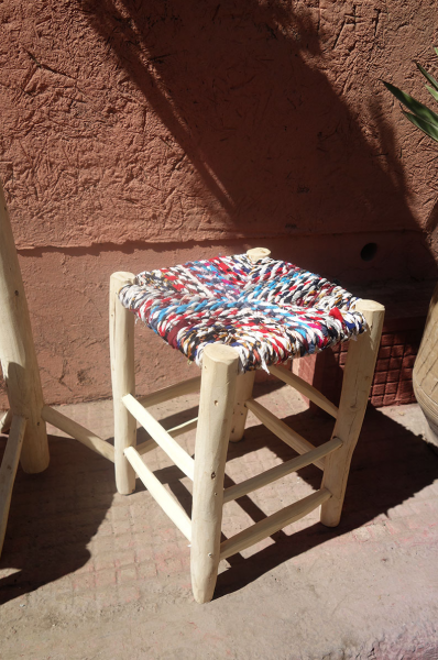 HANDMADE CHAIR Traditional eucalyptus Moroccan boucherouite chair, wooden and braided stool,berber .Hauteur : 42 cm Largeur : 30x30 cm
